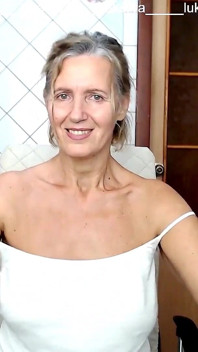 Alegre Lukerya con tetas rebotando se comunica en el kit
