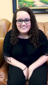 Harper B Curvy Busty Brunette Soft Rimjob przepływa do głębokiego gardła spust