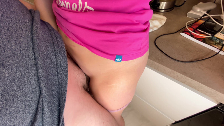 CumInMyMouthBaby: Nevlastní otec pomohl své nevlastní dceři a vystříkat se jí...
