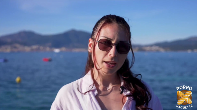 Porno Baguette: Mia, chica guapa, es follada por una polla enorme