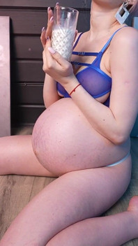 Spectacle laiteux d’une fille enceinte de 9 mois
