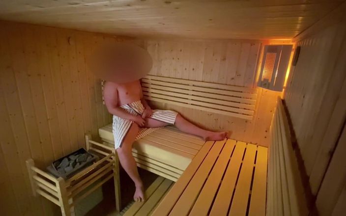 Lucas Nathan King: Arriesgada sauna la masturbación