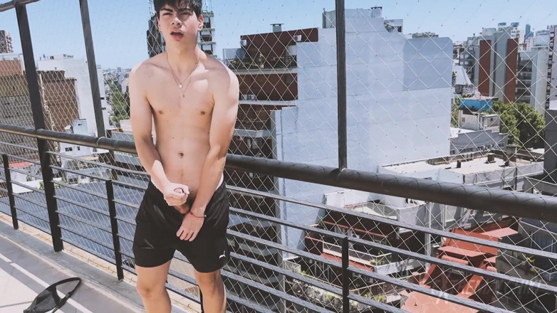 Extremalchiki: Branlette latino sur le toit