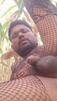 Je jouais avec un gros gode dans mon champ