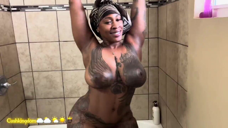 Onlyfanscushkingdom1: Seksi kalın Kübalı piliç dövmelerini gösteriyor, sonra duşta domalarak sikiliyor!