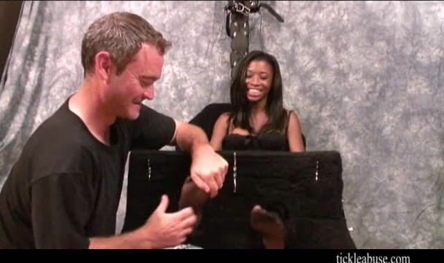 Princess Nikki's Foot Fetish & Foot Worship Club: Awek sekolah eboni nakal