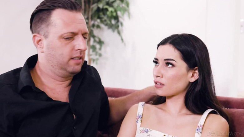 Devils Film: Lily Lane påkommen man vara otrogen med tonårs älskarinnan Aria Lee