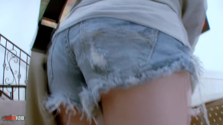 Porn-World: Cette petite blonde a la gorge très profonde !