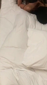 NTR 충격. 남자친구 앞에서 미녀는 땀에 젖은 강렬한 결말로 끝나는 끈질긴 3자 체포에 몰려든다