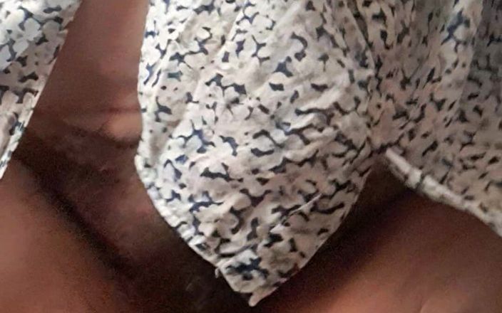 Mommy big hairy pussy: Ukazuji tlustou, chlupatou kundičku macechy pod šaty