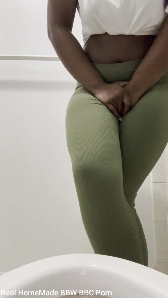 Super sexy ebony cuties: Piscio nei miei pantaloni da palestra