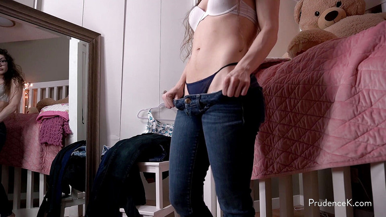 Prudence K Hairy & Shaving Fetish: Spogliarello: prova i jeans in un jeans in un jeans...