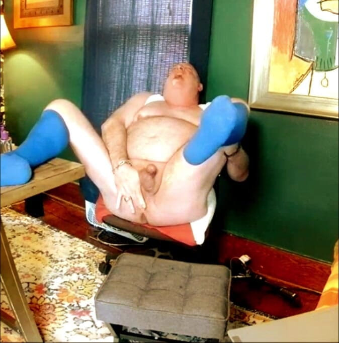 beardaddychub: BeardaddyChub дрочит другу, чтобы заставить его кончить!