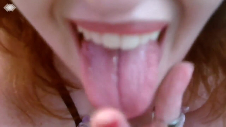 dawnskye1962: Zrzka kouří v černé babydoll nightie