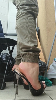 Šukání sexy podpatků a nohou