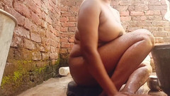 Nirman: Thực hiện một video của chị kế trong khi tắm.