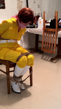 Cosplay April O'neil Dikurung Di Kursi
