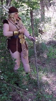 Cachonda caza vikinga en el bosque