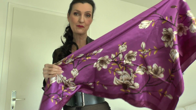 Lady Victoria Valente: Estilizando um lenço de cetim estilo Ascot - parte 1