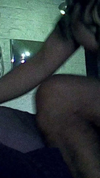 Sexiga stora tuttar MILF Ely Pink tar 9 tum bwc bollar djupt på soffan