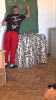 Sexy a děvka profesorka dává lekci otevírání zadku mladým studentkám