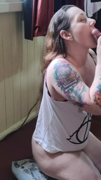 好奇女神 - 热辣的金发熟女继母自慰吮吸鸡巴，要求操她的阴户内射 第3部分