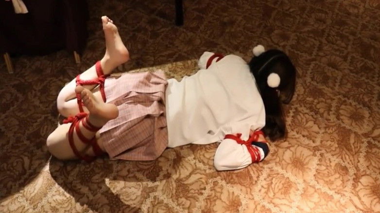 Aisan girl bondage: A Comel Little Berpakaian Seragam JK Sedang Berjalan Di Sekeliling...