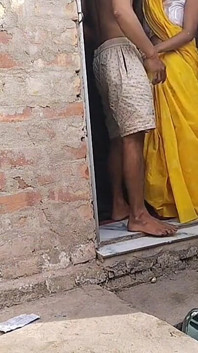 Casalinga indiana scopata all'aperto con il vicino cognato