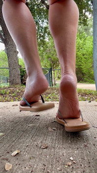 Venkovní nožní škádlení Lily Hotwife: část 2 - Líbí se ti moje chodidla a zvuky flip flop?
