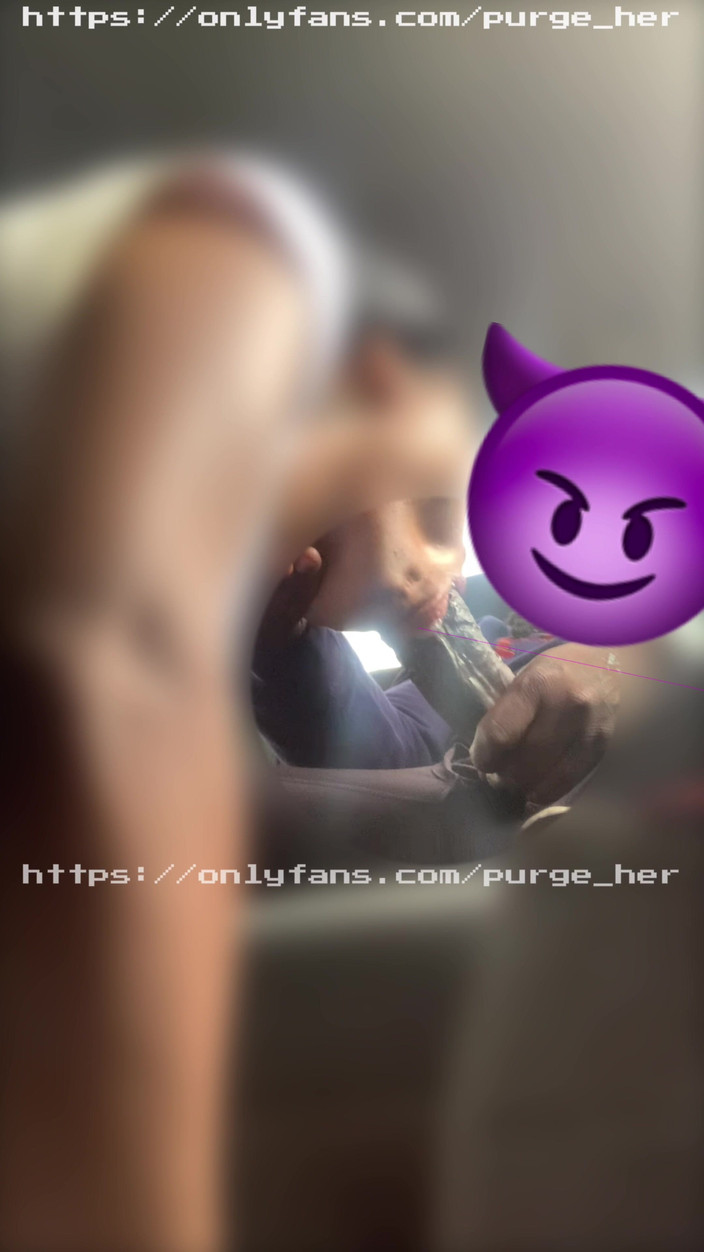 Purge_her: Buzele mari drăguțe mă fac să ejaculez tare în gâtul ei