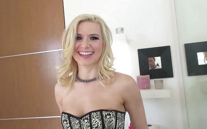 Rocco Siffredi Porn: सुनहरे बालों वाली देवी बहुत हॉट है