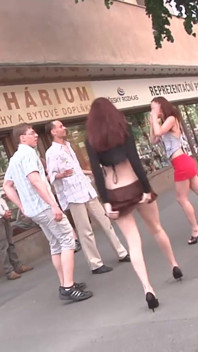 Dvě sexy holky jsou udeřeny v autě