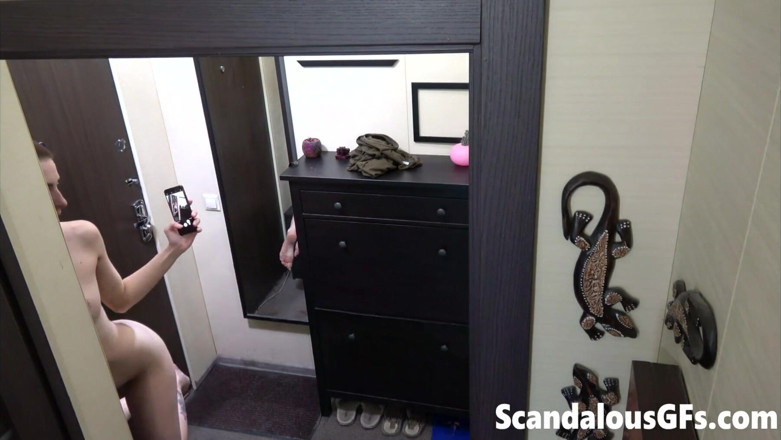 Scandalous GFs: 거울에 누드 셀카를 찍는 섹시한 여친