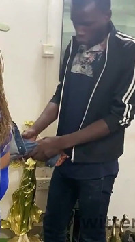 Un mari jaloux baise sa femme infidèle