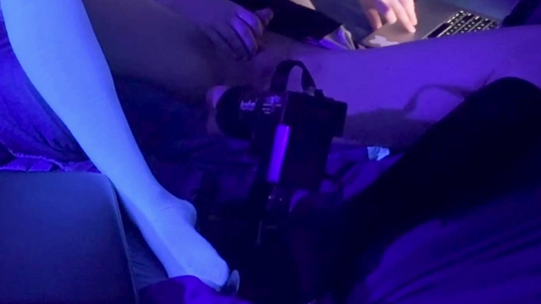 S1utTransPup: S1uttranspup lagi asik ngentot dildo ukuran 20 cm di kamar blacklit