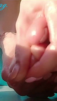 Fotmassage våta fötter hala tår lätta fotslag vackra naglar pedikyr sexig Ginnagg