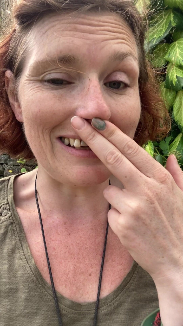 MistressWriggler: Mijn stinkende poesjesvingers ruiken in een afgelegen tuin, niet beseffen...