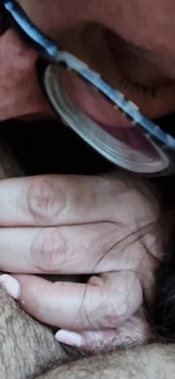 Güzel, seksi bir yabancıyla arabada seks