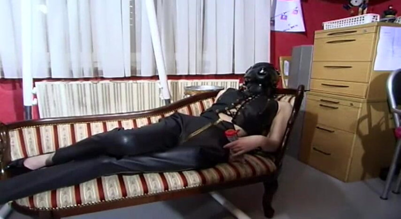 Fetish Desire: 戴面具的皮小妞在沙发上摆姿势