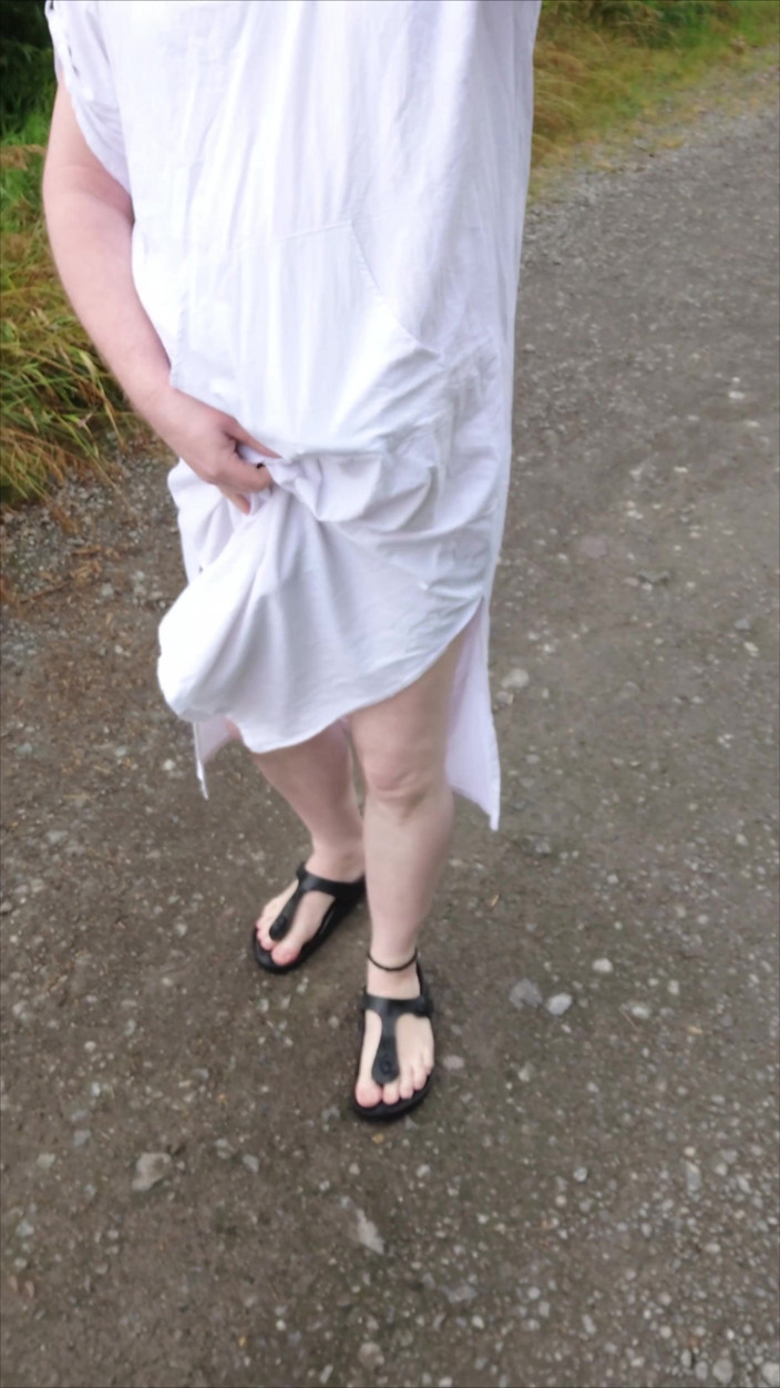 Footfetish: Cammina in Caftan Bianco Con Insetti Fastidiosi