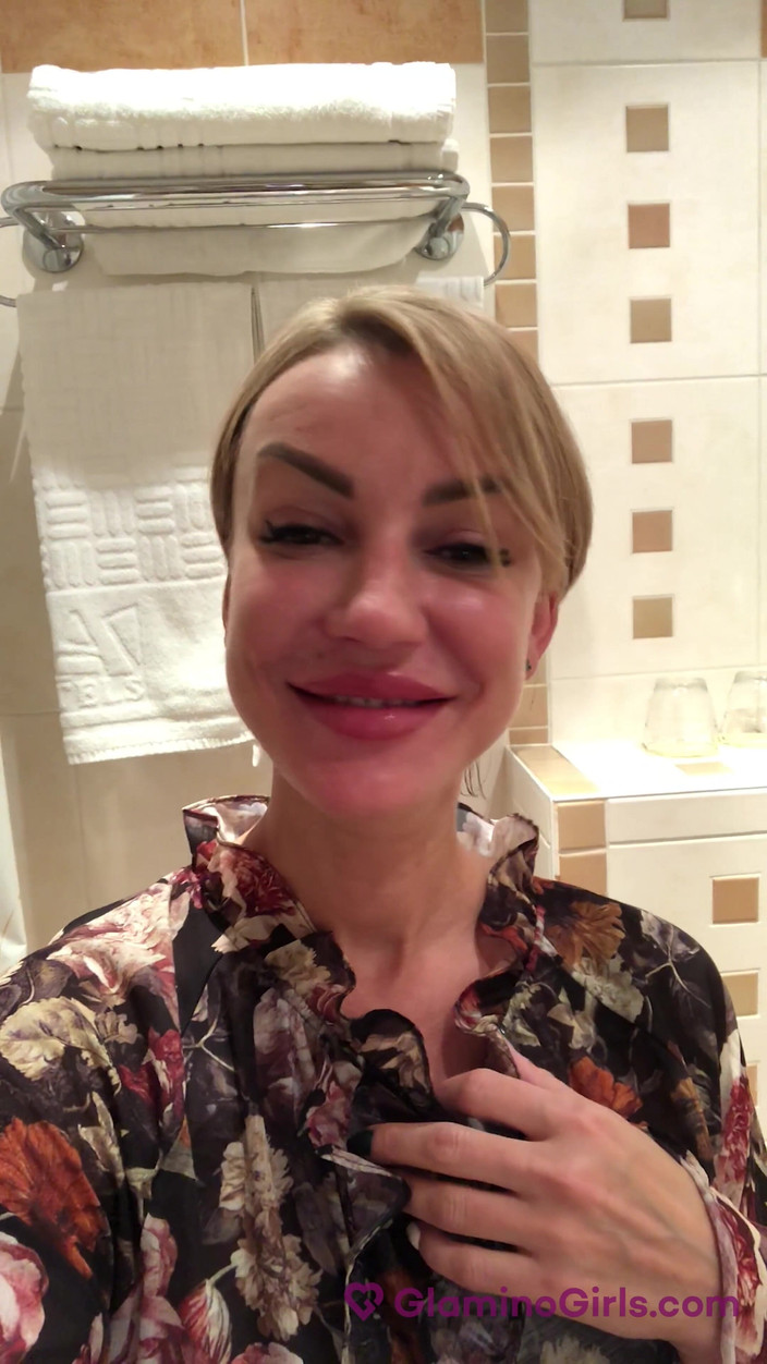 Glamino Girls: Частина 4 приймає душ з Elen Million