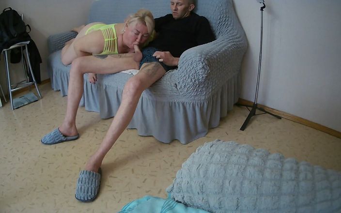 Zona901: Derin gırtlaklı üvey anne yarak emiyor ve kalın döl yutuyor