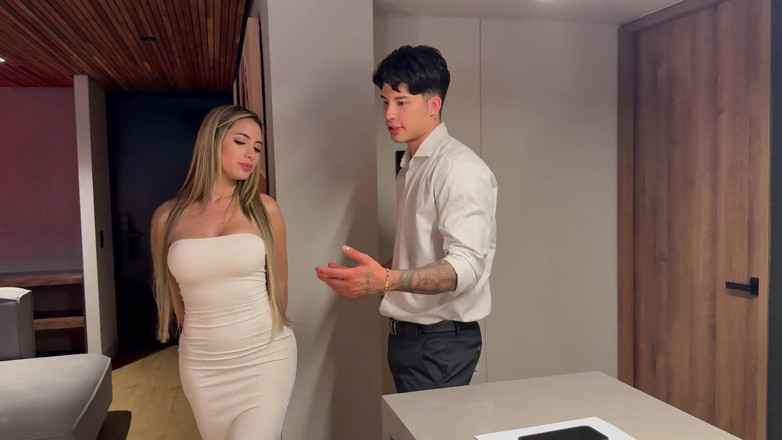 Ambar Prada: Busty Emlakçı Müşterisini Ona İyi Bir Horoz Oral Seks Vererek...