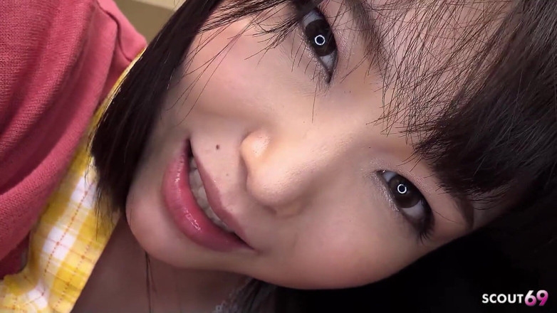 Asian porn collection: Drobná japonská nevlastní dcera probouzí starého chlapa kouřením v necenzurované...