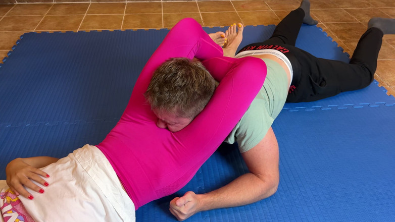 Mean Asian Wife: Derrotado em Wrestling Headscissors Made to Smell Pussy