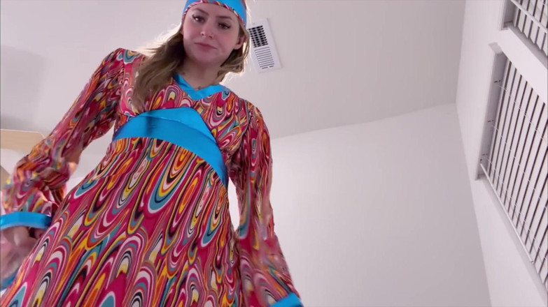 Kink in Time: London Evans' Groovy '60s Giantess Domination 4K-pov rétrécissement fantasme vous attend !