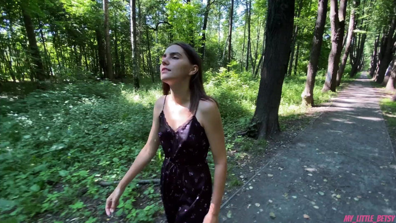 My Little Betsy: Passeggiata nel bosco con l lussureggiante finisce con sborrate sul...