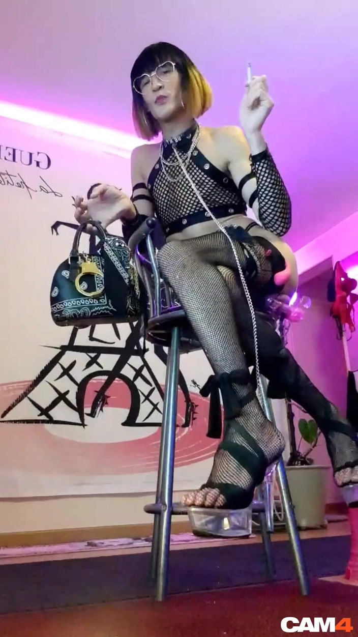 VaneSsa BiTCHx: Bombshell shemale Perancis melakukan striptis langsung