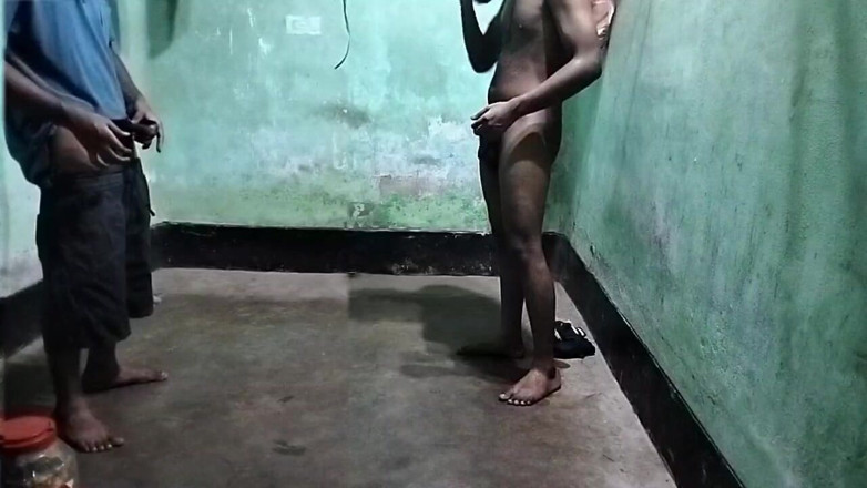 Desi Tits: Băiat twink urmărește prima dată nud porno indian gay realitate