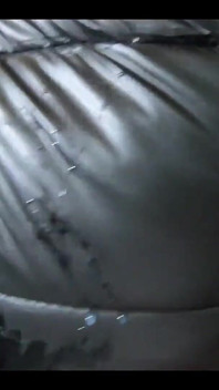 Gioco di sperma sulla mia nuova giacca lunga nera lucida e gonfia in modo che mio marito impotente possa leccare